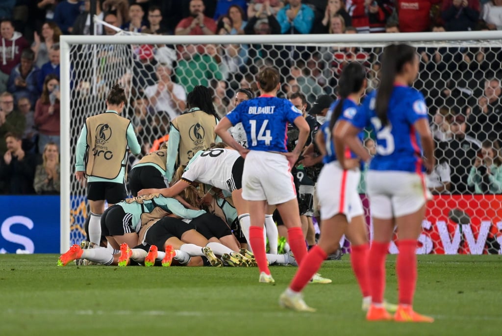Deutschlands Spielerinnen jubeln nach dem Abpfiff.