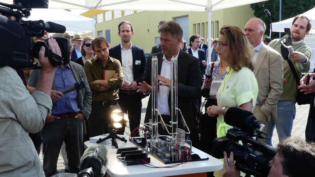 Die VNG-Verantwortliche Cornelia Müller-Pagel zeigte Robert Habeck (Grüne) den Energiepark Bad Lauchstädt (Saalekreis) . Der Bundesminister erläuterte vor der Presse die neue Gas-Umlage.