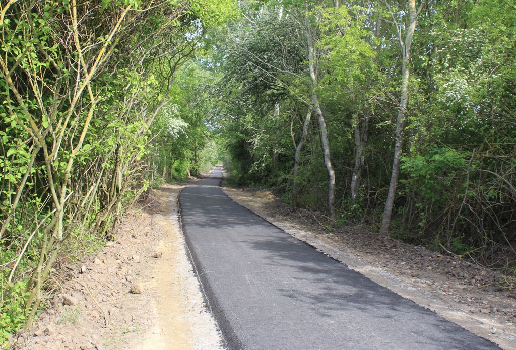 Ausgediente Bahndämme eignen sich oft gut, um Radwege darauf zu bauen.