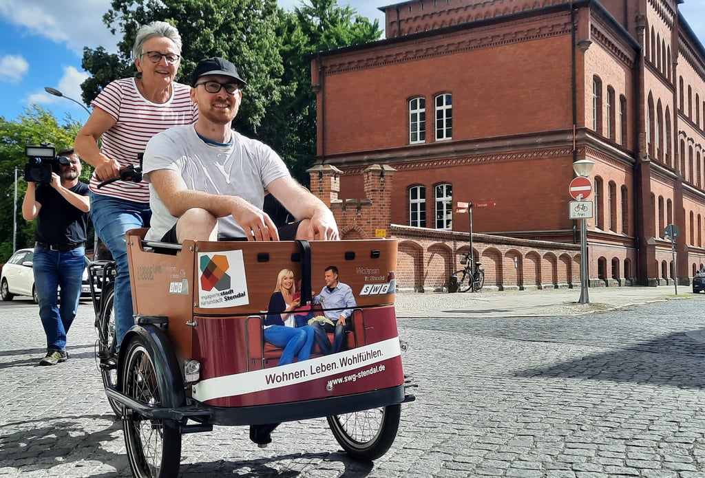 Karin Stöwesandt (68) von der Freiwilligen-Agentur in Stendal probiert das Lastenrad "Stella" aus. Hagen Frobel von Fridays for Future fährt mit.