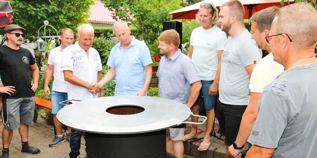 Eine riesige Grillmöglichkeit zum „80.“: das Geschenk der FSV-Fußballer an ihr Ehrenmitglied Willi Knorr (3.v.r.).