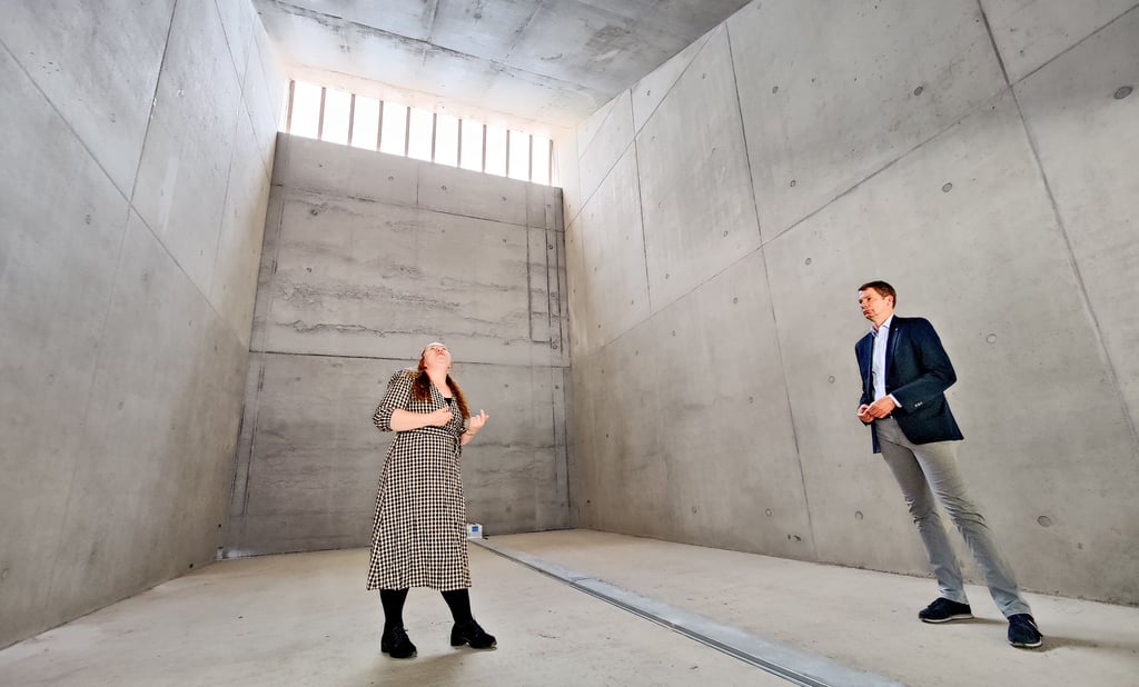 Museumsleiterin Teresa Schneidewind und Lotto-Geschäftsführer Stefan Ebert stehen im künftigen Schulungsraum im neuen Museum „Lützen 1632“.