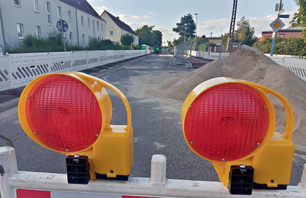 Der Holzweg im Magdeburger Stadtteil Nordwest ist zunächst bis einschließlich 24. August gesperrt. Für einige Wochen bis in den Oktober wird er dann noch einmal für den Verkehr geöffnet.