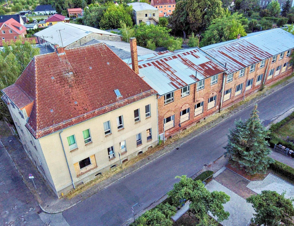 Blick auf den früheren Dienstleistungsbetrieb an der Ecke Erzberger Straße/Ernst-Thälmann-Straße in Osterburg.