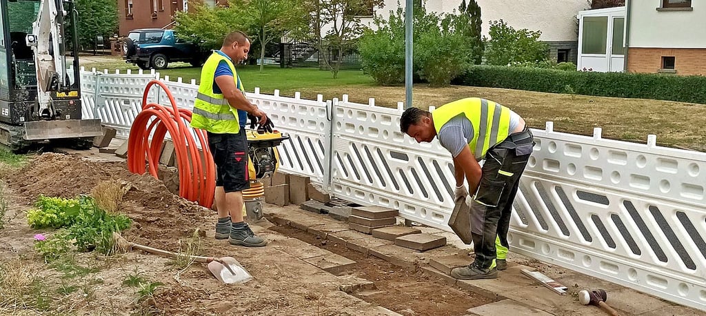 Der Internet- und Fernsehanbieter PŸUR (Tele Columbus) lässt derzeit im Stadtgebiet von Zerbst Leerrohre für Glasfaserkabel verlegen, wie hier momentan in der Lepser Straße.
