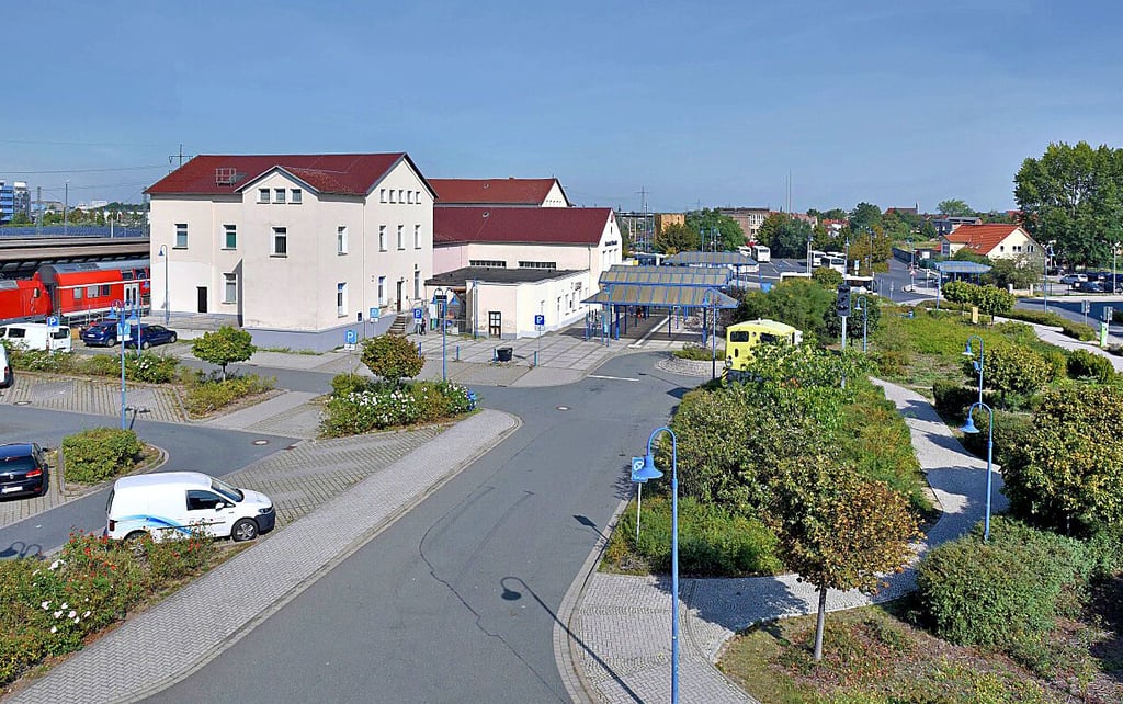 Der Bahnhofsvorplatz in Bitterfeld: Leider sieht es hier manchmal nicht ganz so rosig aus, was abgelagerten Müll betrifft.