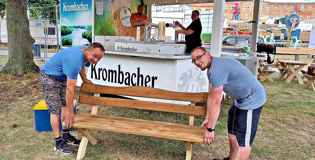 André Hecht (vorn links), David Kohls, Susi Krüger und Tom Hebäcker beim Aufbau des Biergartens an der Stadthalle. Hier findet am Mittwochvormittag auch das Kinderfest statt.