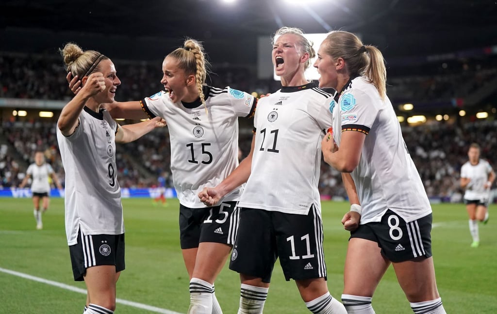Die deutschen Fußballerinnen stehen im EM-Finale: Alexandra Popp (2.v.r.) bejubelt ihr Tor zum 2:1 im Halbfinale gegen Frankreich mitt Svenja Huth, Giulia Gwinn und Sydney Lohmann