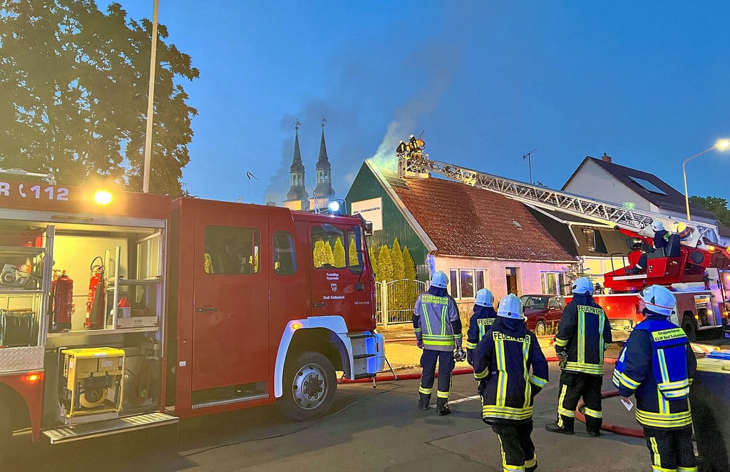 Über die Drehleiter gelangten die Einsatzkräfte auf das Dach des Einfamilienhauses an der Böttcherstraße, das am späten Mittwochabend in Flammen stand. Sie konnten ein Übergreifen des Feuers auf benachbarte Häuser verhindern.