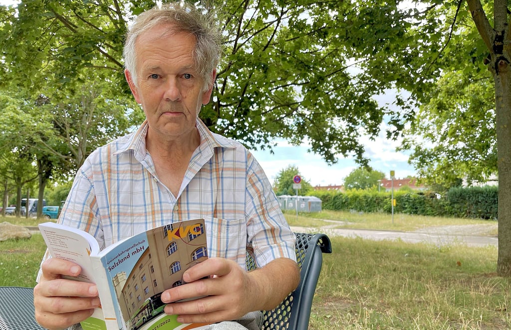 Den Fahrplan der KVG hat Rainer Wieland immer dabei. Der 69-jährige Schönebecker ist viel mit Bus und Bahn unterwegs. Er kennt aber auch die Schwachstellen des ÖPNV auf dem flachen Salzland.