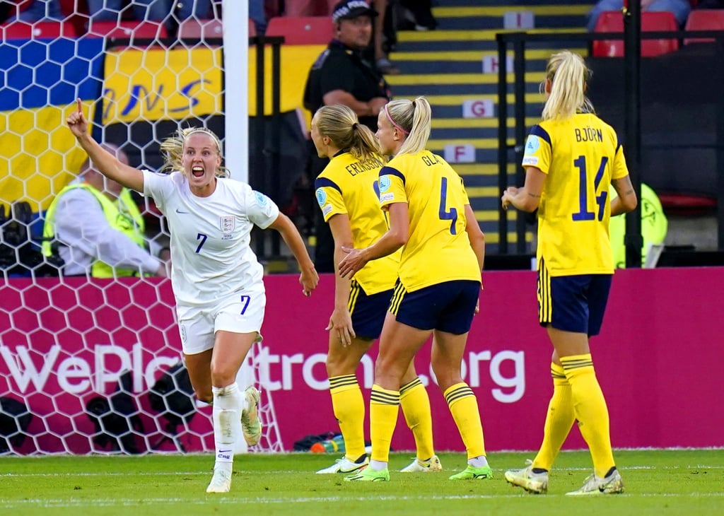 Die Engländerin Beth Mead (l) jubelt über ihr Tor zum 1:0 gegen Schweden.