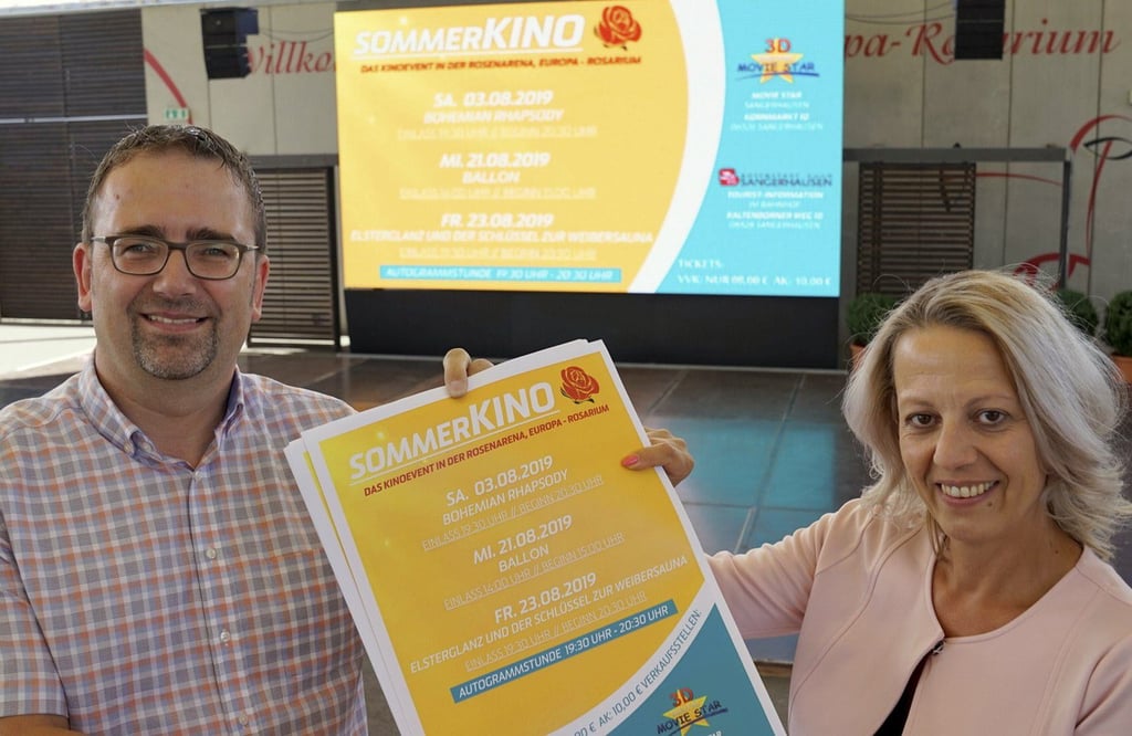 Heiko Leßmann und Diana Ehrhardt mit den Plakaten für das Sommerkino 2019. Es war das letzte vor der Corona-Pause. An diesem Wochenende steigt nun die Neuauflage.