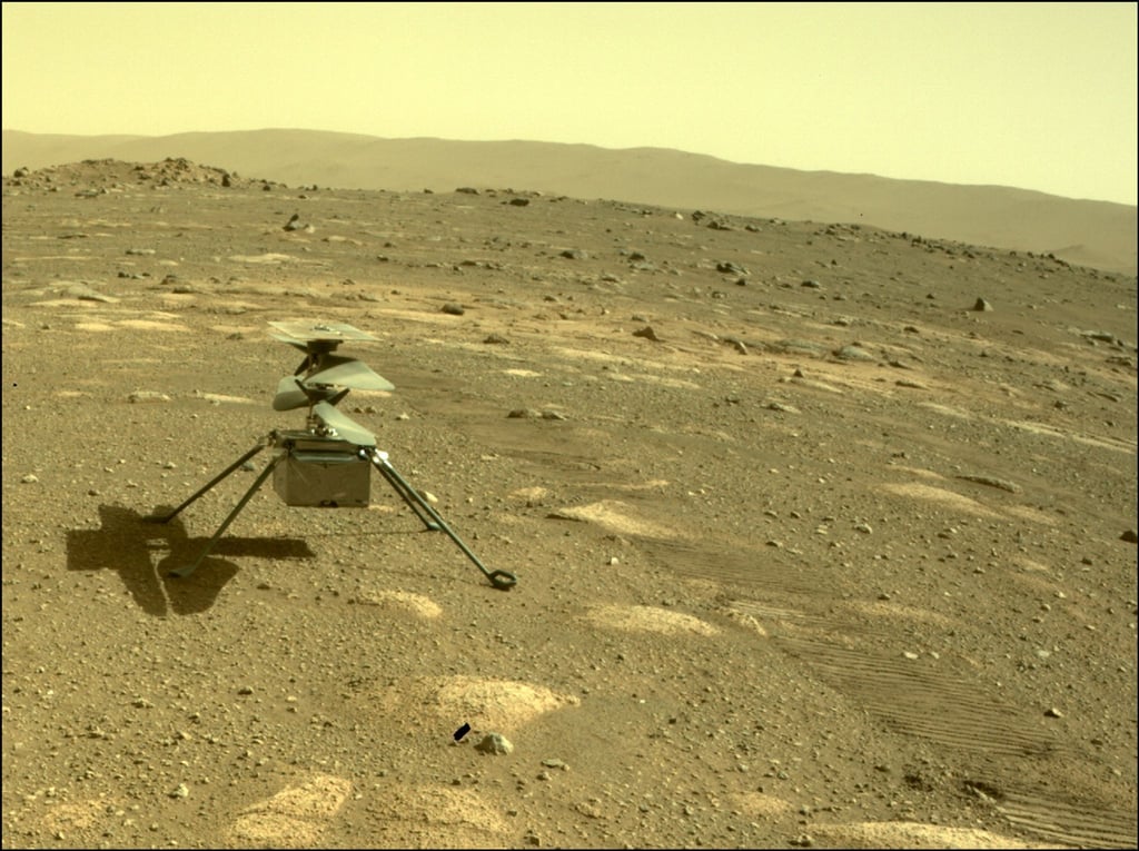 Der Hubschrauber „Ingenuity“ der US-Raumfahrtbehörde Nasa zu sehen auf dem Mars, aufgenommen von der hinteren Kamera des Rovers „Perseverance“.