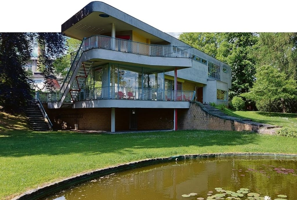 Ein Haus von architektonischem Weltrang in einer Parkidylle: In Löbau hat sich Anfang der 1930er Jahre die Unternehmerfamilie Schminke dieses Wohnhaus bauen lassen. Nach langer Suche nach einem Architekten wurden sie auf der Bauausstellung in Breslau fündig: Hans Scharoun erhielt den Auftrag.