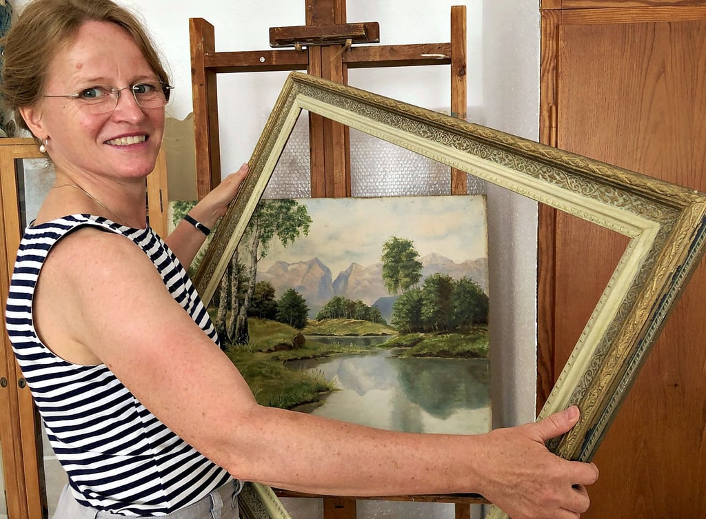 Restauratorin Katrin Brinz mit einem restaurierten Bilderrahmen aus dem 19. Jahrhundert. Das Bild stammt aus dem Jahr 1948.