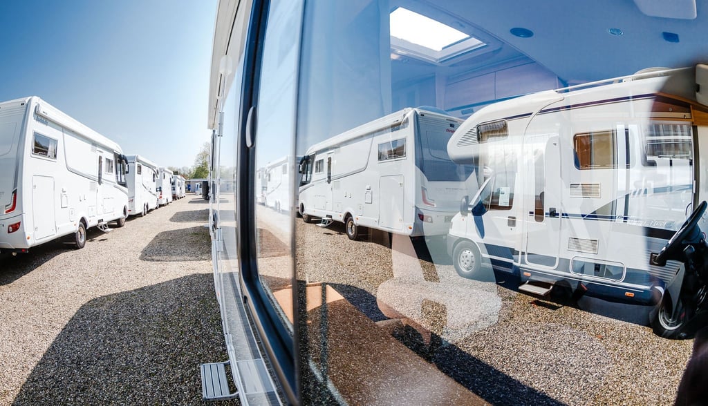 Bereit zur Abfahrt? Wer ein Wohnmobil gemietet hat, will meist schnell ans Ziel. Doch vor dem Trip setzt man sich lieber noch ausreichend mit dem Fahrzeug und seinen Besonderheiten auseinander.