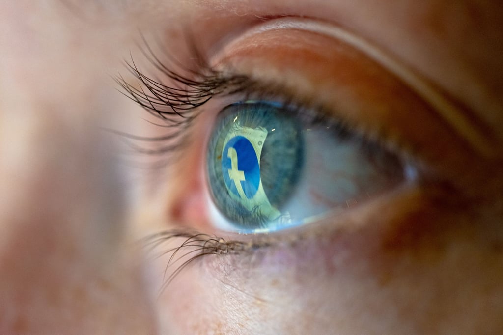 Das Facebook-Logo spiegelt sich in einem Auge.