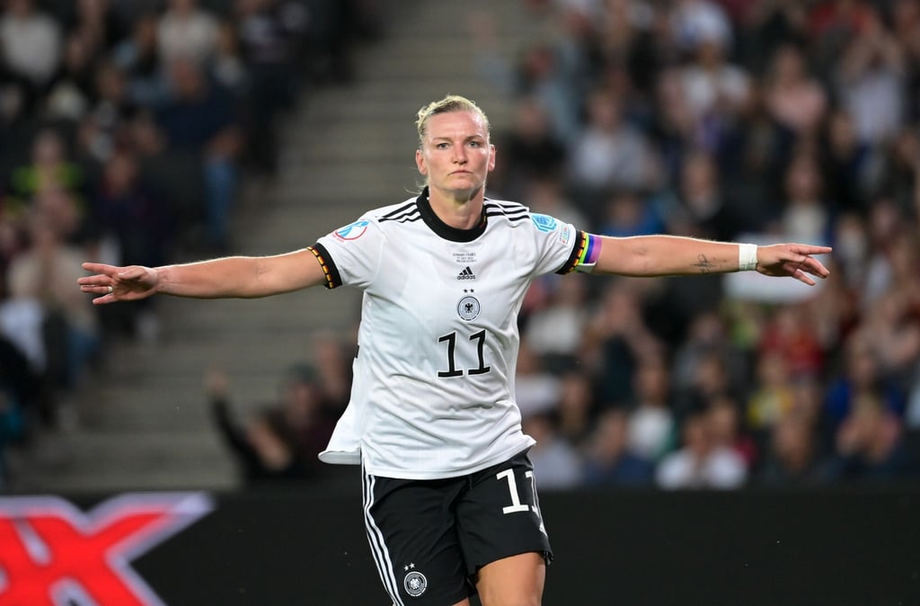 Die Matchwinnerin: Alexandra Popp schießt ihr Team ins EM-Finale.