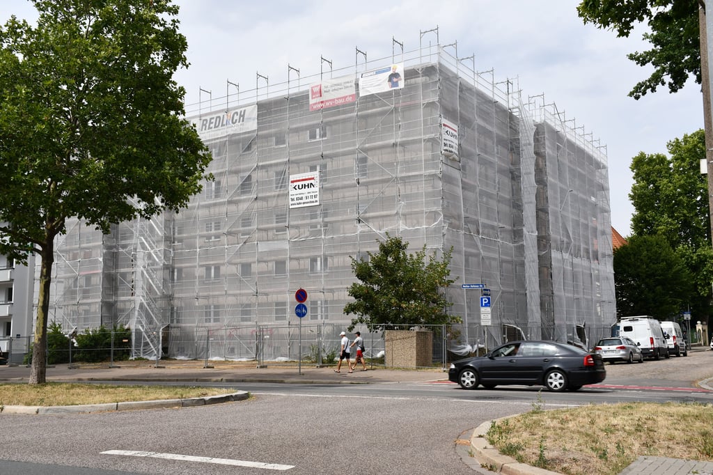 Die Wobau saniert einen leerstehenden Plattenbau an der Walther-Rathenau-Straße in Magdeburg.