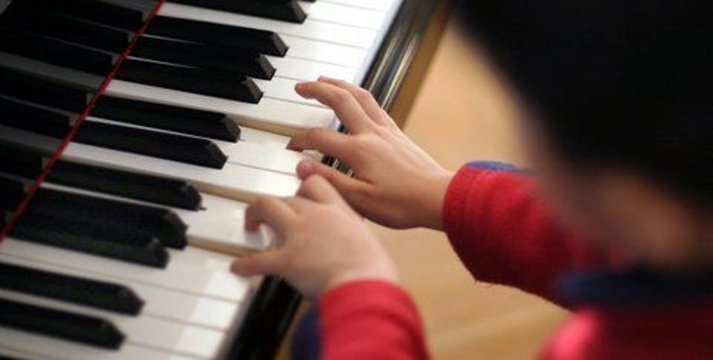 Ein Schüler der Musikschule Köthen spielt an einem Flügel