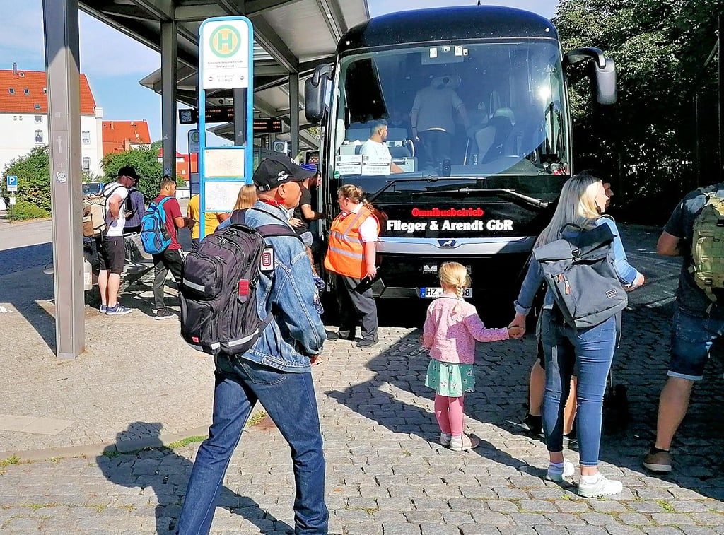 Busse verkehren behelfsmäßig im Schienenersatzverkehr.