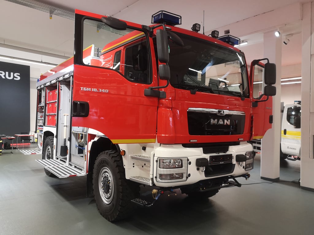 Das ist das neue Spezial-Löschfahrzeug der Feuerwehr Gröben, dass angeschafft wurde, um Waldbrände zu bekämpfen. Feuerwehrleute und das Fahrzeug unterstützen nun die Feuerwehrleute in Sachsen.