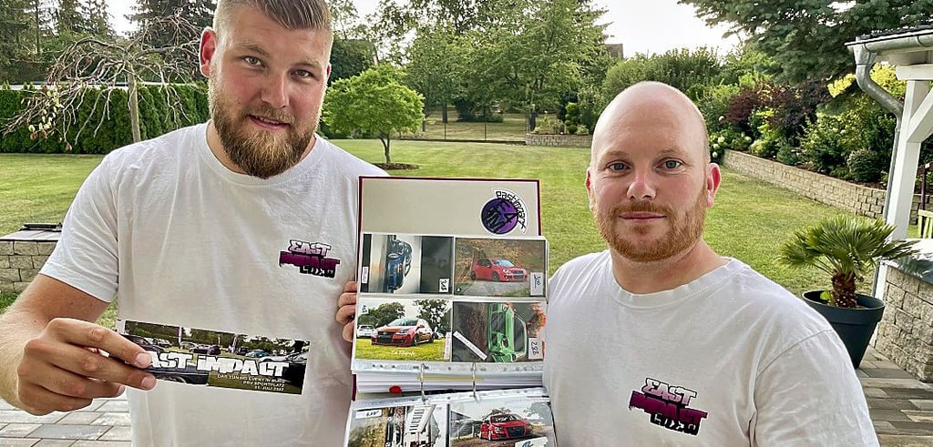 Michael Dümche und Roy Rybarsch mit Werbeflyer und einer Mappe der ausgewählten Autos für den morgigen Sonntag.