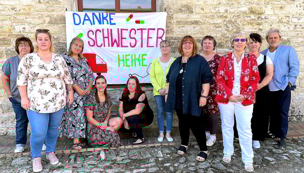 Große Dankeschön-Banner waren gestern an sechs Stellen in Cochstedt aufgehängt. Pflegedienstinhaberin Heike Teske (3. v.r.), ihre Stellvertreterin Daniela Euler (4. v.r.) und das ganze Team trafen sich gestern letztmals zum Dienst.