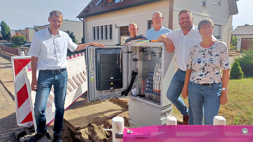 Roland Voigt, Andreas Nitschke, Marco Gleau, Enrico Schilling und Christel Lück (von links) an der Baustelle an der Dornewitzer Straße