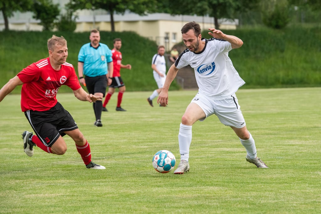 Lucas Hoffmann (r.), hier im mit 2:0 gewonnenen Halbfinale gegen Wacker Wengelsdorf, empfängt mit dem BSC 99 Laucha am Sonnabend den Kreisoberligisten FC ZWK Nebra zum Testspiel.