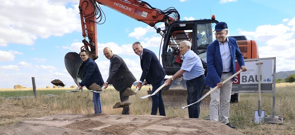 Spatenstich für das Baugebiet in Silstedt, von links: Lars Grundmann (Geschäftsführer der CKS Bau-GmbH), Steffen Meinecke (Geschäftsführer Stadtwerke), Oberbürgermeister Peter Gaffert, Silstedts Ortsbürgermeister Karl-Heinz Mänz und Nikolai Witte (Geschäftsführer Wasser- und Abwasserverband Holtemme-Bode).