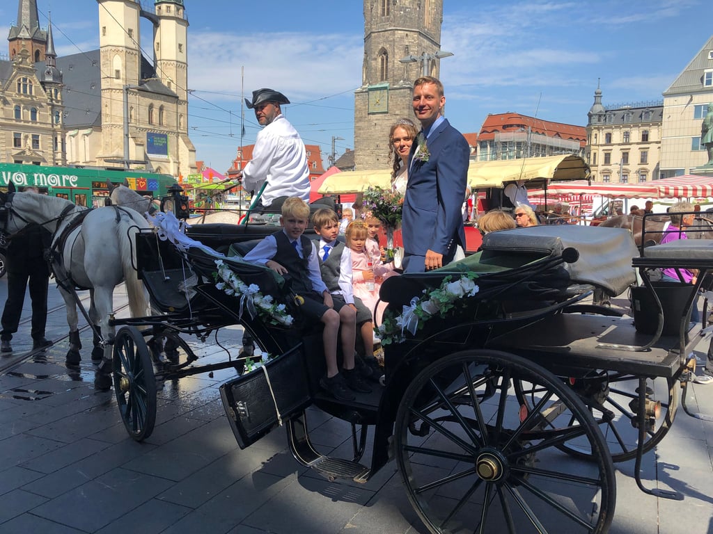 Maren Aderhold und Arne Hampel lassen sich nach der Trauung mit einer Pferdekutsche vom Marktplatz abholen