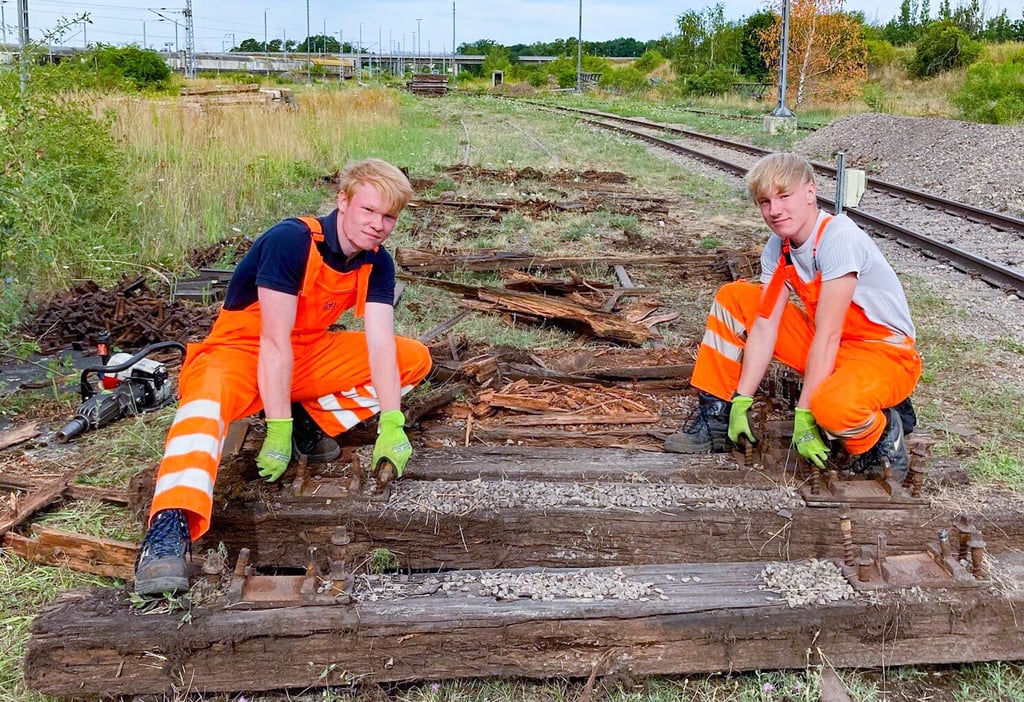 Robin Gaab und Jeremy Perkuhn haben es in das DB-Projekt Chance Plus geschafft. Mit zwei weiteren Teilnehmern sorgen sie für die Ertüchtigung der Gleise im Bahnbetriebswerk Wittenberg in der Hüfnerstraße.