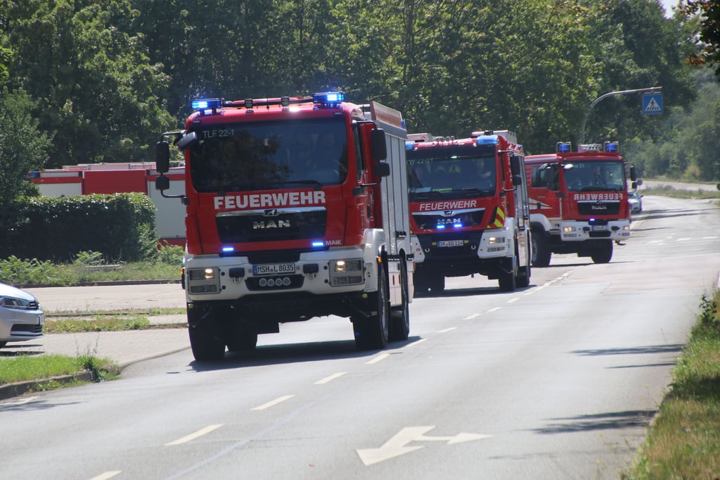 Die Einsatzkräfte auf der fahrt zum Waldbrand.