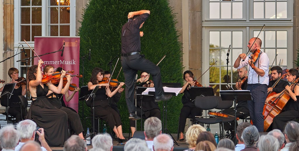 Johannes Klumpp lebt die Musik. Bei der diesjährigen Serenade in den Gärten lässt sich der Dirigent vor Freude sogar zu einem Luftsprung hinreißen.
