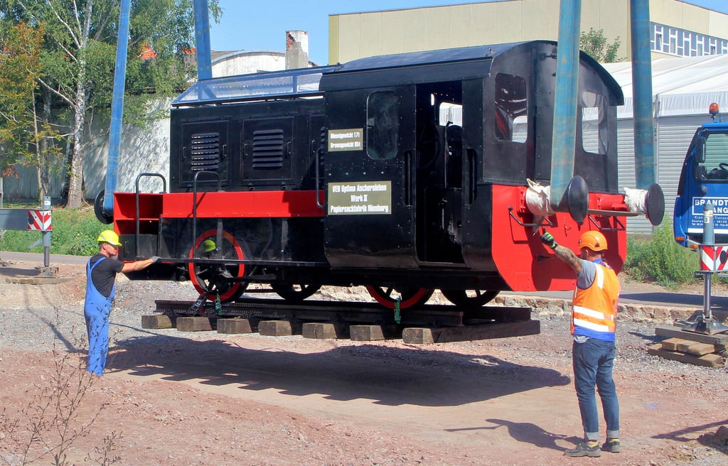 An dicken Seilen wurde die Lokomotive an ihren Platz gehoben.