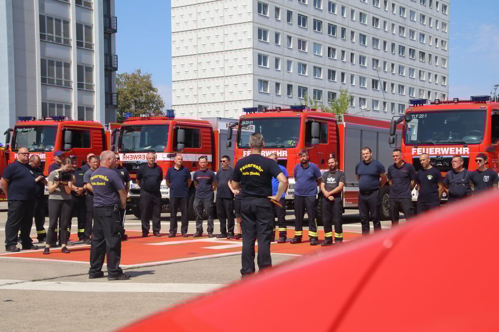 Die Einsatzkräfte besprechen sich auf der Feuerwache in Halle-Neustadt