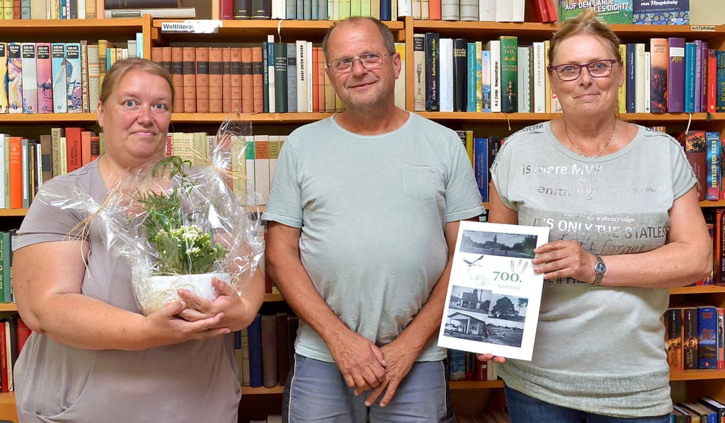 Bürgermeister Arno Brandt verabschiedete die Bibliothekarin Diana Schulz (links) mit einem Blumenpräsent und begrüßte mit Jutta Böhning-Kluge zugleich ihre Nachfolgerin.