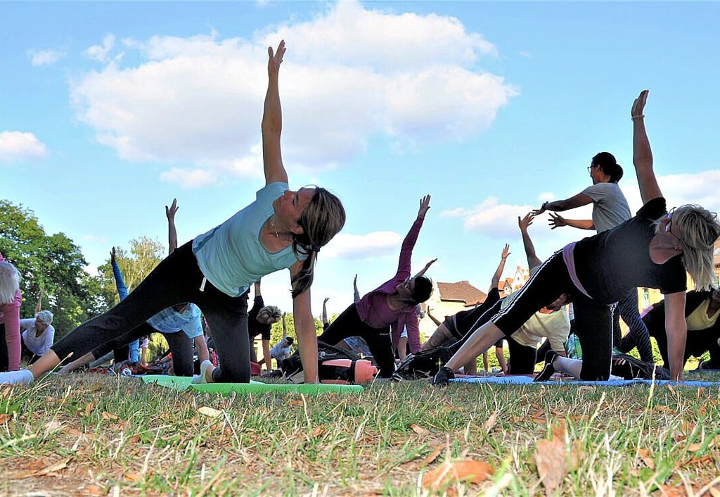 Noch vier Wochen wird an jedem Mittwoch zur Yoga-Schule auf den Gardelegener Harbigsportplatz eingeladen.
