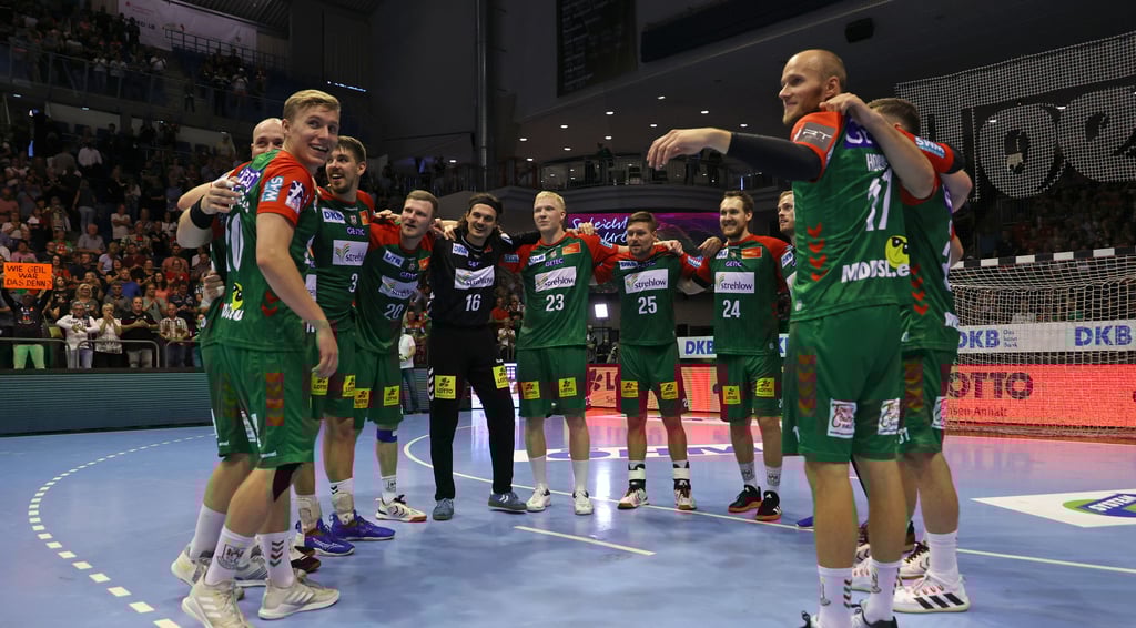 Hier steht Jannick Green (5. v. l.) noch im Kreis des SC Magdeburg. Am 28. September kommt er mit seinem neuen Verein Paris St.-Germain in die Getec-Arena