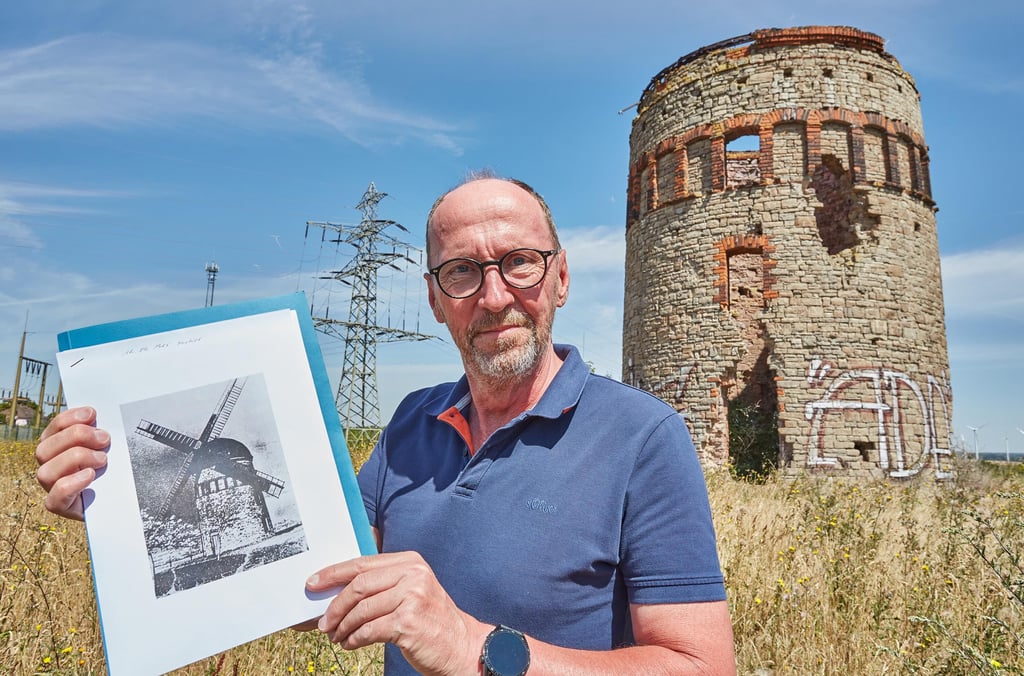Peter Sander vor der Mühlenruine in Könnern: Bis zum Angriff Ende des Zweiten Weltkrieges war sie in Betrieb.