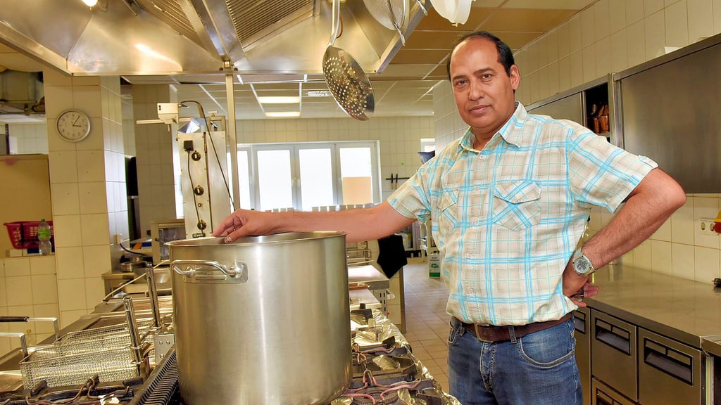 Dalip Kumar ist Gastwirt in Eisleben fürchtet, dass Fleisch künftig zum Luxusprodukt wird. Er versucht irgendwie durch diese schlechten Zeiten zu kommen.