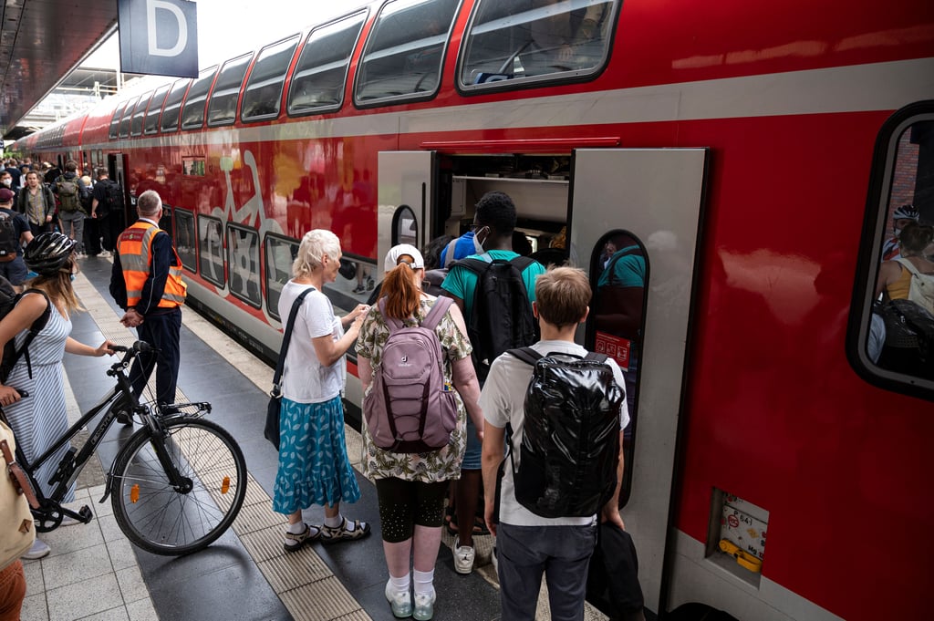 Großer Andrang in den Bahnhöfen. Seit Einführung des 9-Euro-Tickets sind mehr Menschen mit dem Zug unterwegs