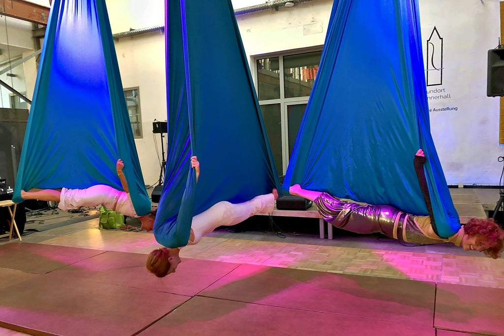 „Fledermaus“ heißt diese Übung im Aerial Yoga, das die Berliner Lehrerin Ellen Urban mit nach Braunsbedra brachte.
