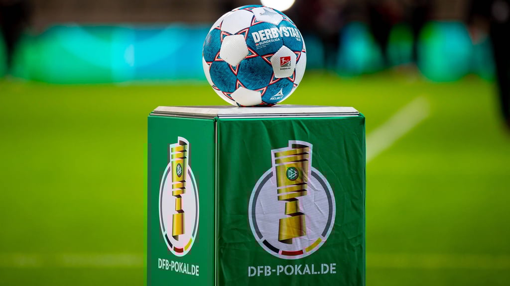 In der ersten DFB-Pokal-Runde rollt der Ball in allen Stadien eine Minute später als gewohnt.