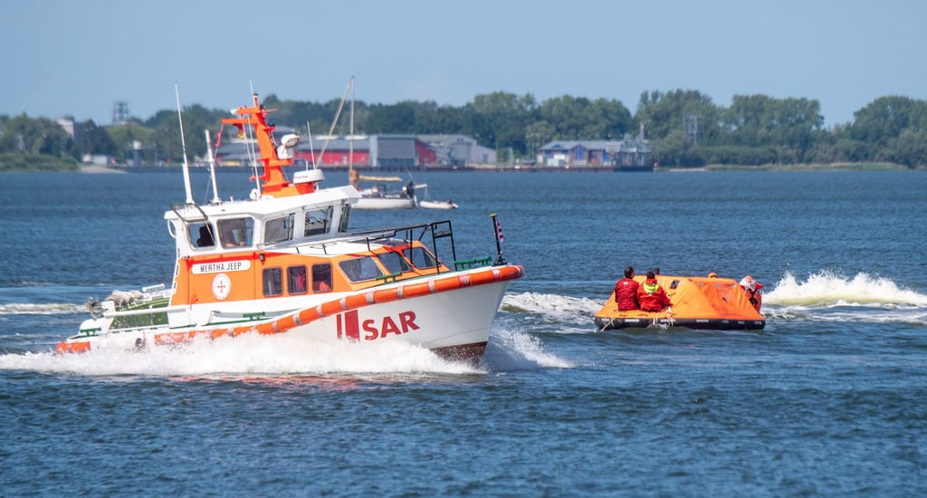 Das Seenotrettungsboot Hertha Jeep der Deutschen Gesellschaft zur Rettung Schiffbrüchiger (DGzRS) fährt.