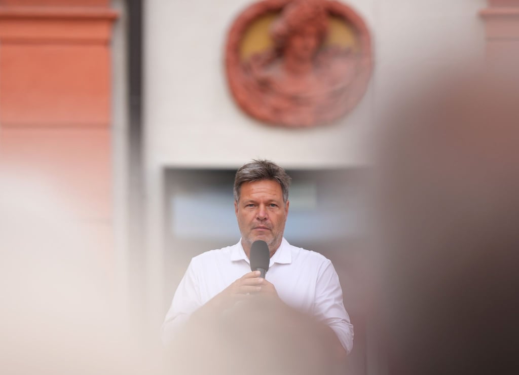 Robert Habeck spricht im Ehrenhof beim Bürgerdialog.