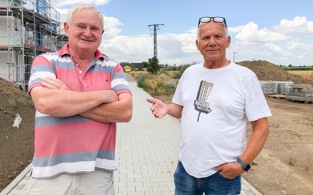 Diese beiden Männer kennen sich seit gut zehn Jahren: Hans-Joachim Koziel (l.), Ortsbürgermeister von Geusa, und Uwe Pulwer, der Investor und Projektentwickler aus Dresden.