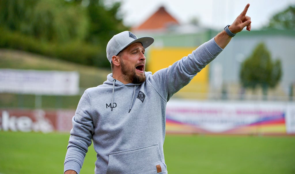 Maximilian Dentz gibt künftig als Chefcoach des Oberligisten FC Einheit Wernigerode die Richtung vor. Nach dem verletzungbedingt frühzeitigen Ende seiner fußballerischen Laufbahn legte der gebürtige Magdeburger eine steile Trainerkarriere hin.