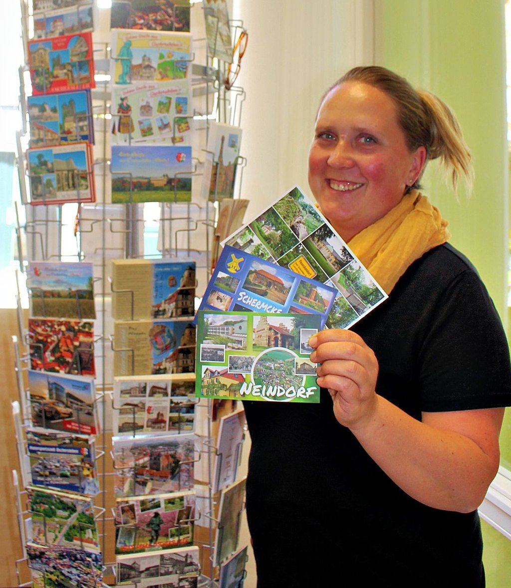 Viele Ansichtskarten von Oschersleben und Umgebung hat Jana Krause in der Oschersleber Tourist-Information anzubieten.